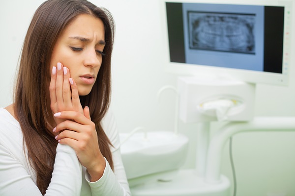 woman having wisdom tooth ache